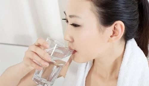每天早晨喝水對(duì)身體好嗎？這5類人適合早起飲水